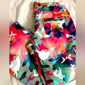 Missed/girls snow pants. Cargo and zip pockets.